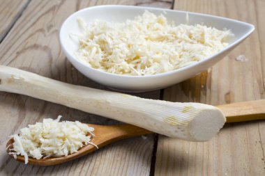 Tahta masada taze rendelenmiş yabanturpu