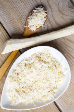 Tahta masada taze rendelenmiş yabanturpu