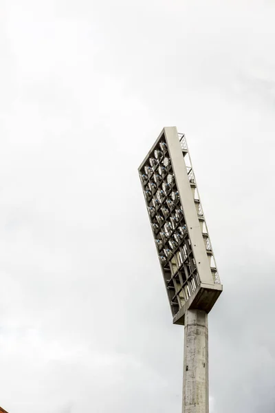 Velký Vysoký Vysoký Venkovní Stadion Reflektory Tuhé Rám Konstrukce Přirozeném — Stock fotografie