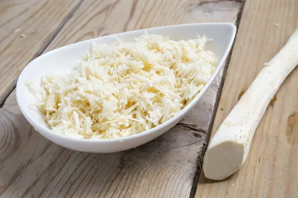 Tahta masada taze rendelenmiş yabanturpu