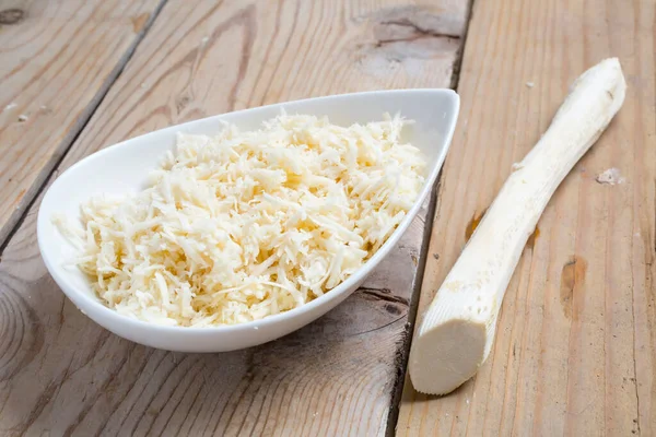 Tahta masada taze rendelenmiş yabanturpu