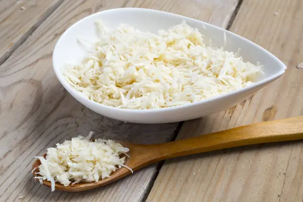 Tahta masada taze rendelenmiş yabanturpu