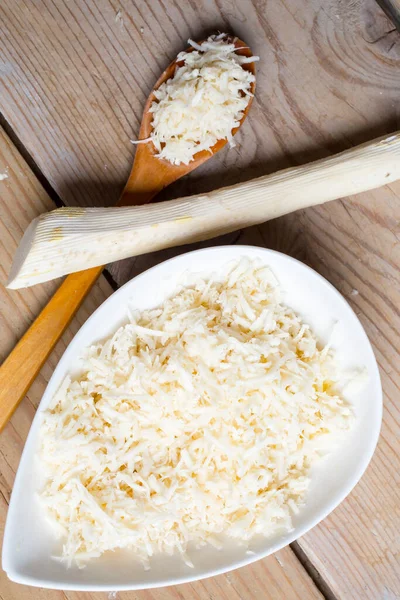 Tahta masada taze rendelenmiş yabanturpu