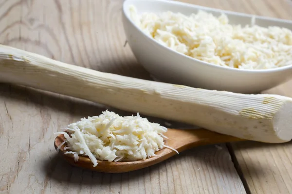 Tahta masada taze rendelenmiş yabanturpu