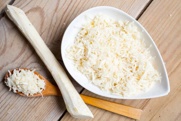 Tahta masada taze rendelenmiş yabanturpu