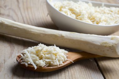 Tahta masada taze rendelenmiş yabanturpu