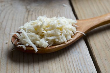 Tahta masada taze rendelenmiş yabanturpu