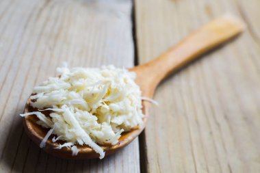 Tahta masada taze rendelenmiş yabanturpu