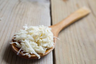 Tahta masada taze rendelenmiş yabanturpu