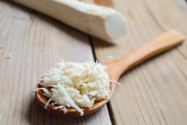 Tahta masada taze rendelenmiş yabanturpu