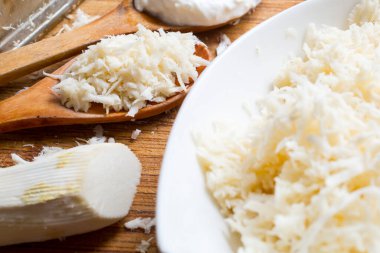 Tahta masada taze rendelenmiş yabanturpu