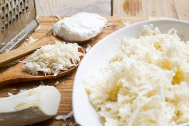 Tahta masada taze rendelenmiş yabanturpu