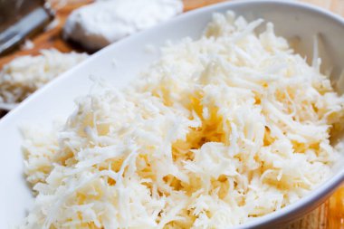 Tahta masada taze rendelenmiş yabanturpu