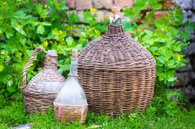 Yeşil otlu sepetler. Eski Damigiana grubu