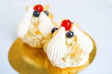 Mavi arka planda tatlı kekler