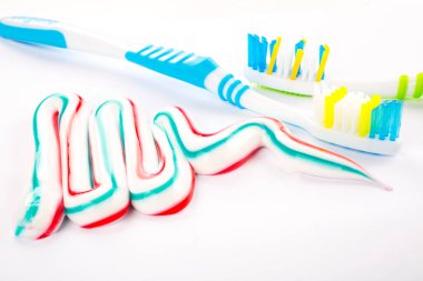 diş fırçası ve diş macunu beyaz zemin üzerine 