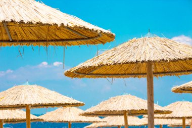 Güzel bir tropikal plajda saman şemsiyeli plaj