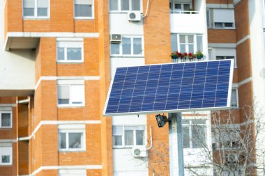 Büyük şehirde güneş panelleri