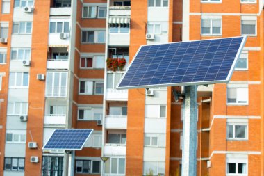 Büyük şehirde güneş panelleri