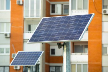 Büyük şehirde güneş panelleri