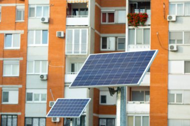 Büyük şehirde güneş panelleri