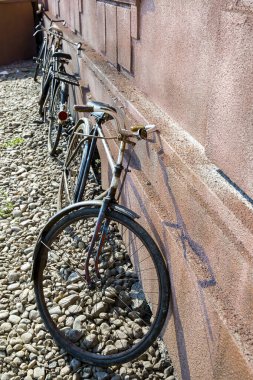Duvarın yanında eski kırsal bisikletler
