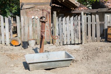 eski manuel su pompası