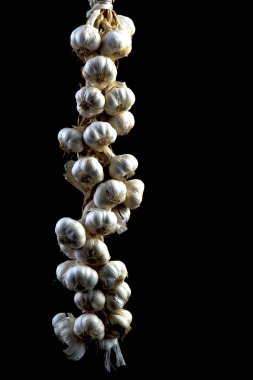 Siyah izole arkaplanda sarımsak demeti  