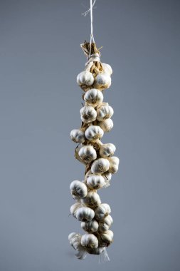 Mavi izole arkaplanda sarımsak demeti  