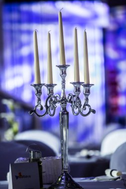 Bulanık arkaplanda güzel bir mum tutucu