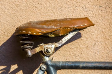 Duvarın yanında eski bir eski püskü bisiklet