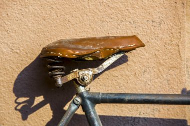 Duvarın yanında eski bir eski püskü bisiklet