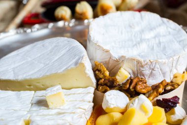 Tabağında baharat olan çeşitli peynir türleri.