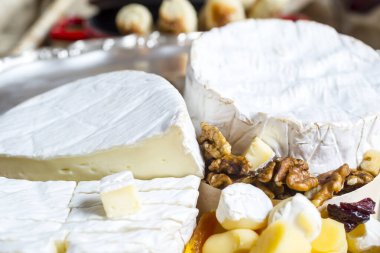 Tabağında baharat olan çeşitli peynir türleri.