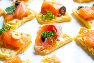 Somonlu kanepe beyaz masada.