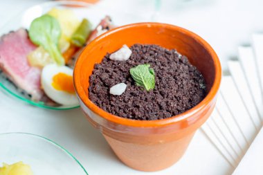 Ev yapımı naneli siyah çikolatalı mus.