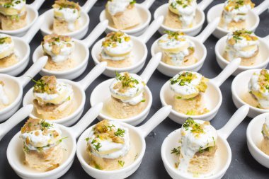 Beyaz tabakta nefis kanepeler.