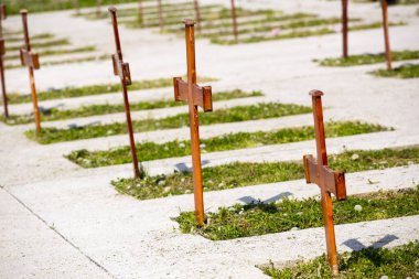 Tahta haçlar mezarlıkta