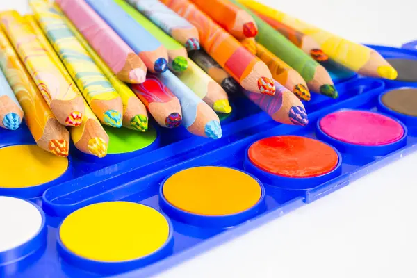 renkli kurşun kalem ve suluboya üzerinde beyaz izole