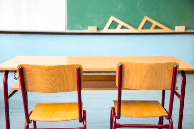 Okulda boş sınıf odası
