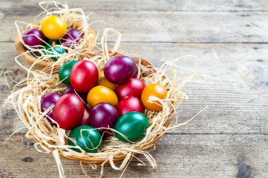 Yuvadaki paskalya yumurtaları kırsal ahşap arka planda