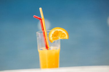 Kumsalda portakal suyu