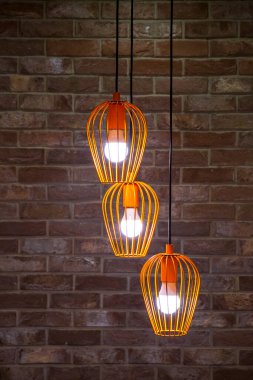 Kahverengi tuğla duvar arkaplanındaki ampulleri yakın plan aç