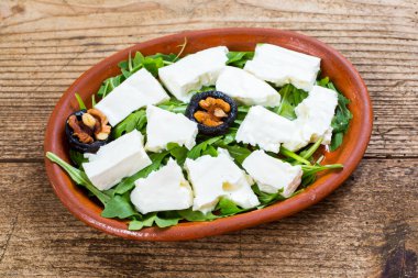 Tabakta bir parça peynir