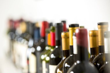 Beyaz arkaplanda boş şişeler