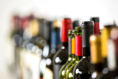 Beyaz arkaplanda boş şişeler