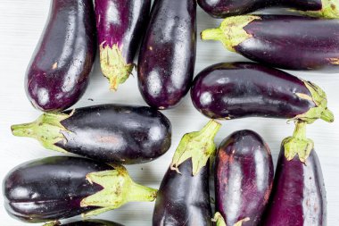 Beyaz arkaplanda mavi patlıcanlar