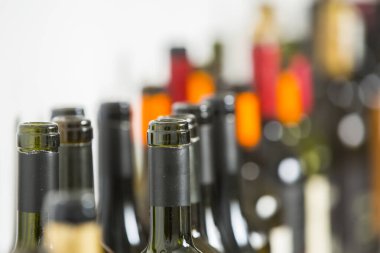 Beyaz arkaplanda boş şişeler