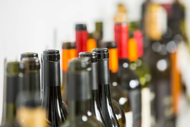 Beyaz arkaplanda boş şişeler