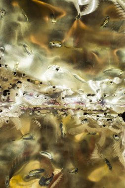 Metalik altın arkaplanda çizikler.